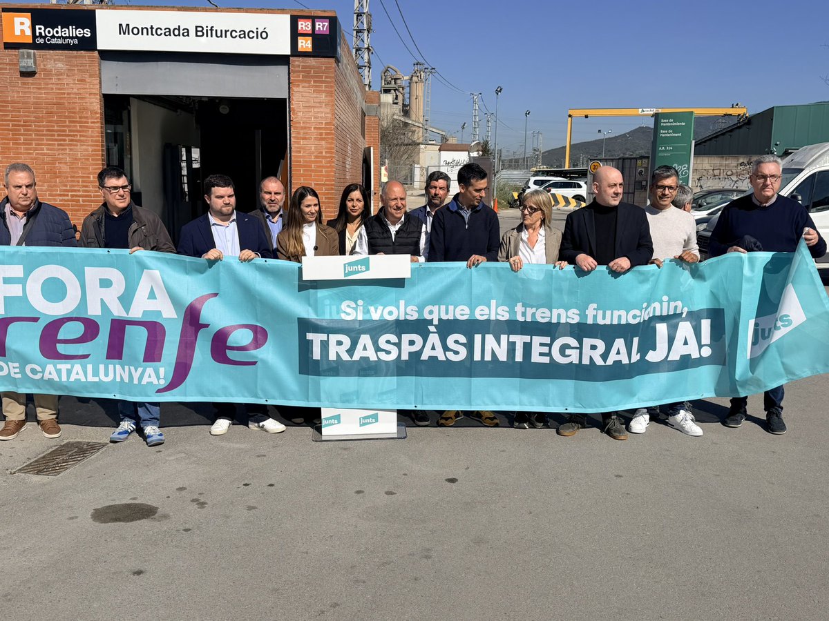 Avui, <a href="/JuntsXCat/">Junts per Catalunya🎗</a> sortim a peu de carrer davant el caos de Rodalies.

📍 Més de 70 estacions i punts informatius arreu del país
👥 +600 voluntaris mobilitzats
📄 30.000 flyers repartits
🚩 60 pancartes desplegades

Davant la crisi ferroviària, des de Junts, solucions per