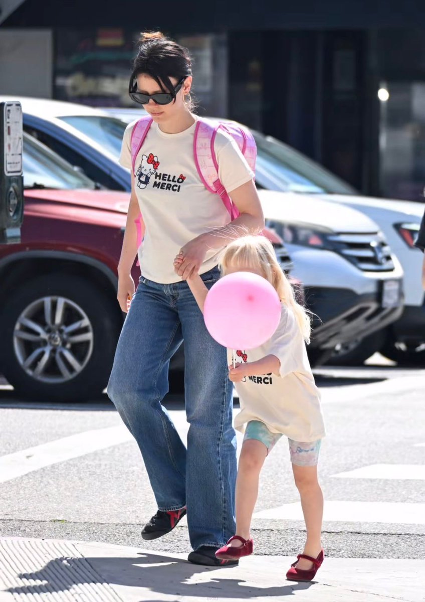 miagothupdate's tweet photo. Mia Goth was seen with her daughter, Isabel, in Los Angeles yesterday. https://t.co/GAYXuYs4iJ