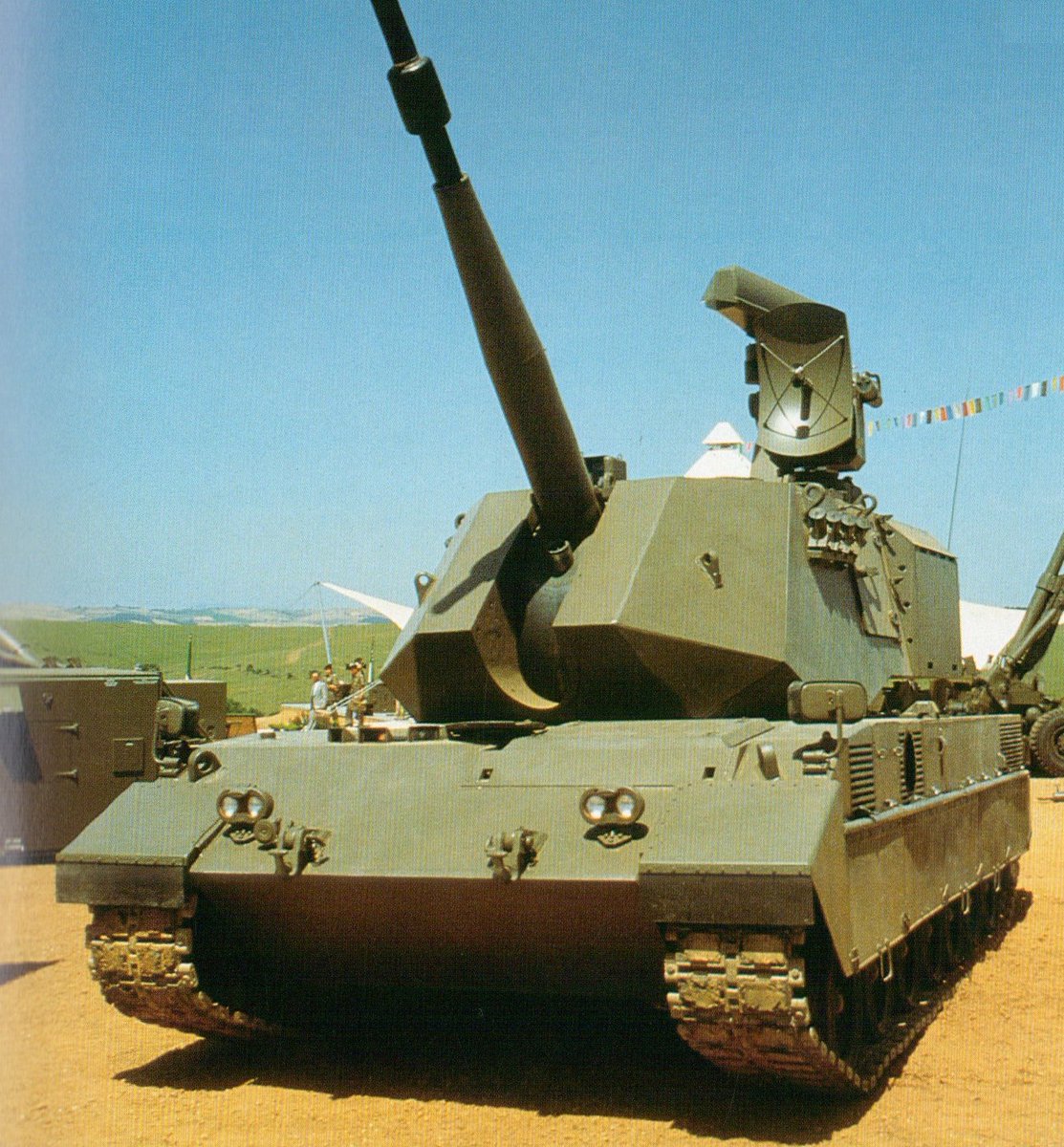 ronkainen7k15's tweet photo. At the third Italian Army materiel presentation at Monte Romano in 1988, the OTOMATIC 76/62 AA tank alongside the SIDAM 25mm SPAAG were put on display for the public. The former was based on Palmaria, derived from OF-40, while the latter was built on the M113.
(Paolo Valpolini) https://t.co/U3OSbswJHl