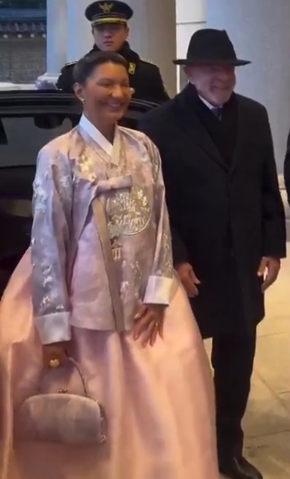 Não deu certo desfilar na Sapucaí, então se fantasiou de sul-coreana. Hahahahaha