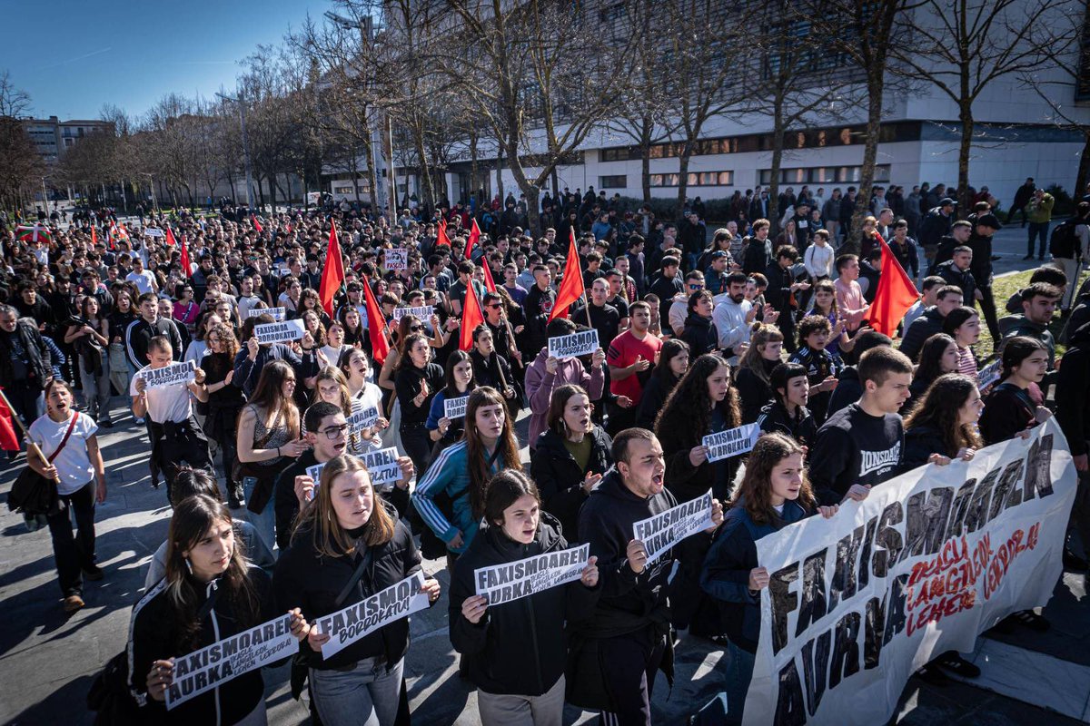 hara_ba_'s tweet photo. 📢 | Gaur ehunka ikasle mobilizatu dira Gasteizko campusean VOX alderdi politiko faxistaren agerraldiaren aurrean, unibertsitatean ezin dela faxismoa normalizatzen utzi eta ikasle langileek antolatzen eta mobilizatzen jarraitu behar dutela adierazteko. https://t.co/uzoJEwR8Rq