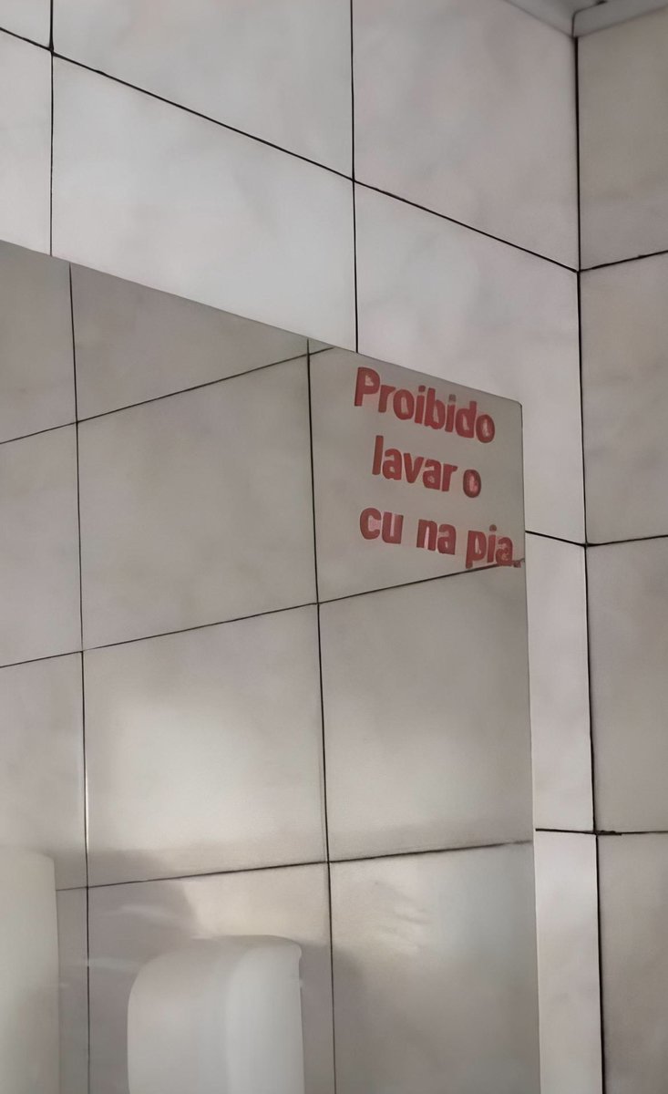 Anúncios estranhos tweet media