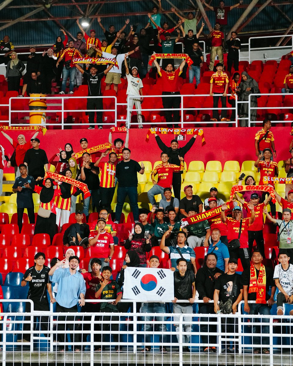 selangorfc's tweet image. 👏 Terima kasih kepada 3,802 penyokong yang hadir ke Stadium MBPJ untuk perlawanan #LS18 menentang Kuching City FC dan juga turut sama memeriahkan Iftar Muhibah pada malam tadi. 🏟️ 

Jumpa anda di perlawanan 𝙝𝙤𝙢𝙚 seterusnya 👊⚽

📄 Baca reviu penuh perlawanan #LS18 melalui