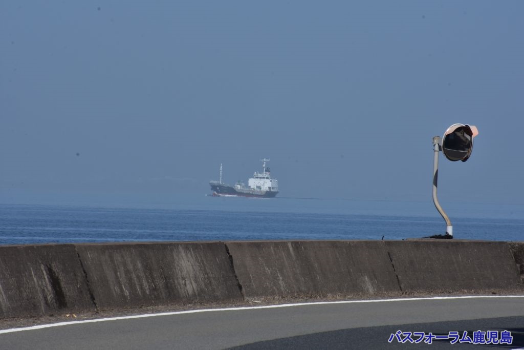 上位蜃気楼の一種にも見えますけど、潮目の境界による水平線誤認っぽい