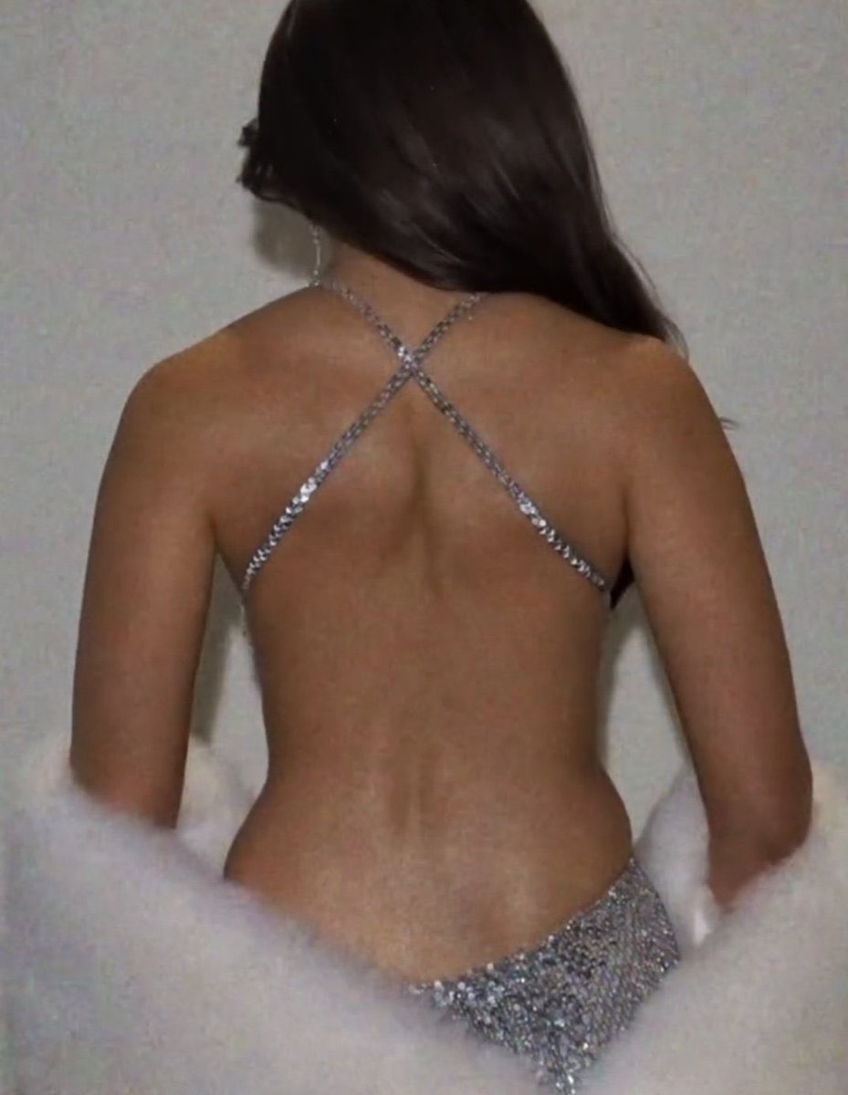 DeepuSexual's tweet photo. Alia Bhatt has got the sexiest back uffff https://t.co/bZlabrXLW6