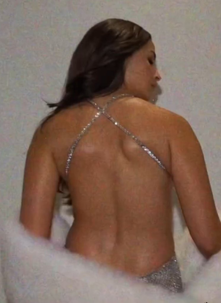 DeepuSexual's tweet photo. Alia Bhatt has got the sexiest back uffff https://t.co/bZlabrXLW6