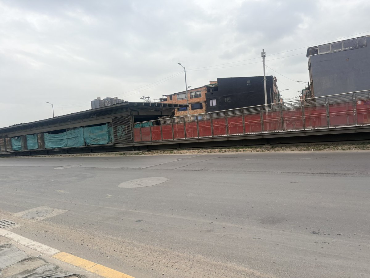 CastilloAngelav's tweet photo. @TransMilenio 2 SITP 927 y no paran en el punto 8:40 y 8:45 am esto es insólito ya que perjudican las horas de llegada de los trabajadores https://t.co/OJZhueL8YB