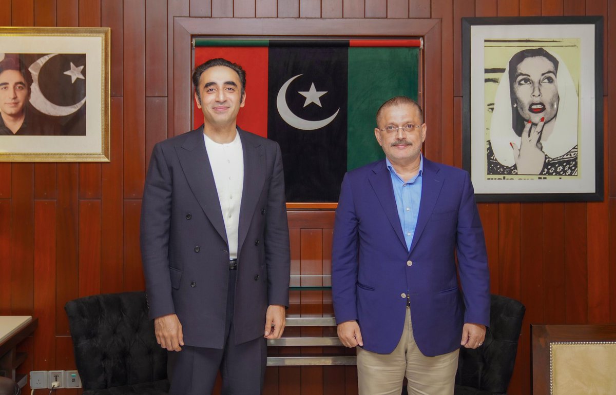 AliZardari28641's tweet photo. Karachi: Senior Minister of Sindh Sharjeel Memon met Chairman Pakistan People's Party Bilawal Bhutto Zardari at Bilawal House in which he informed about the performance of Sindh government's information department including transport projects in the province
#HumaraKarachi https://t.co/QTu24jlkPY