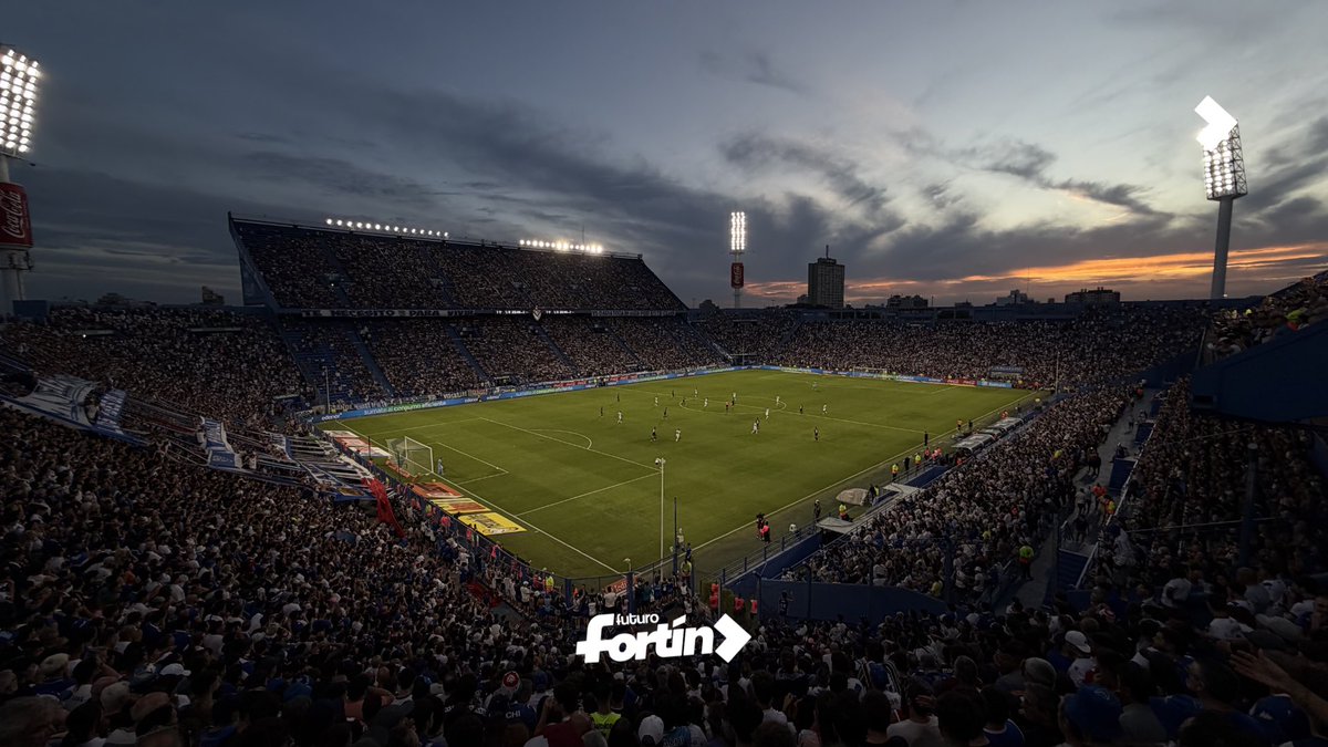 Buen día, punteros 😉
Postal del atardecer de ayer🤩

#FuturoFortín #Futbol #FutbolArgentino #football #Velez
