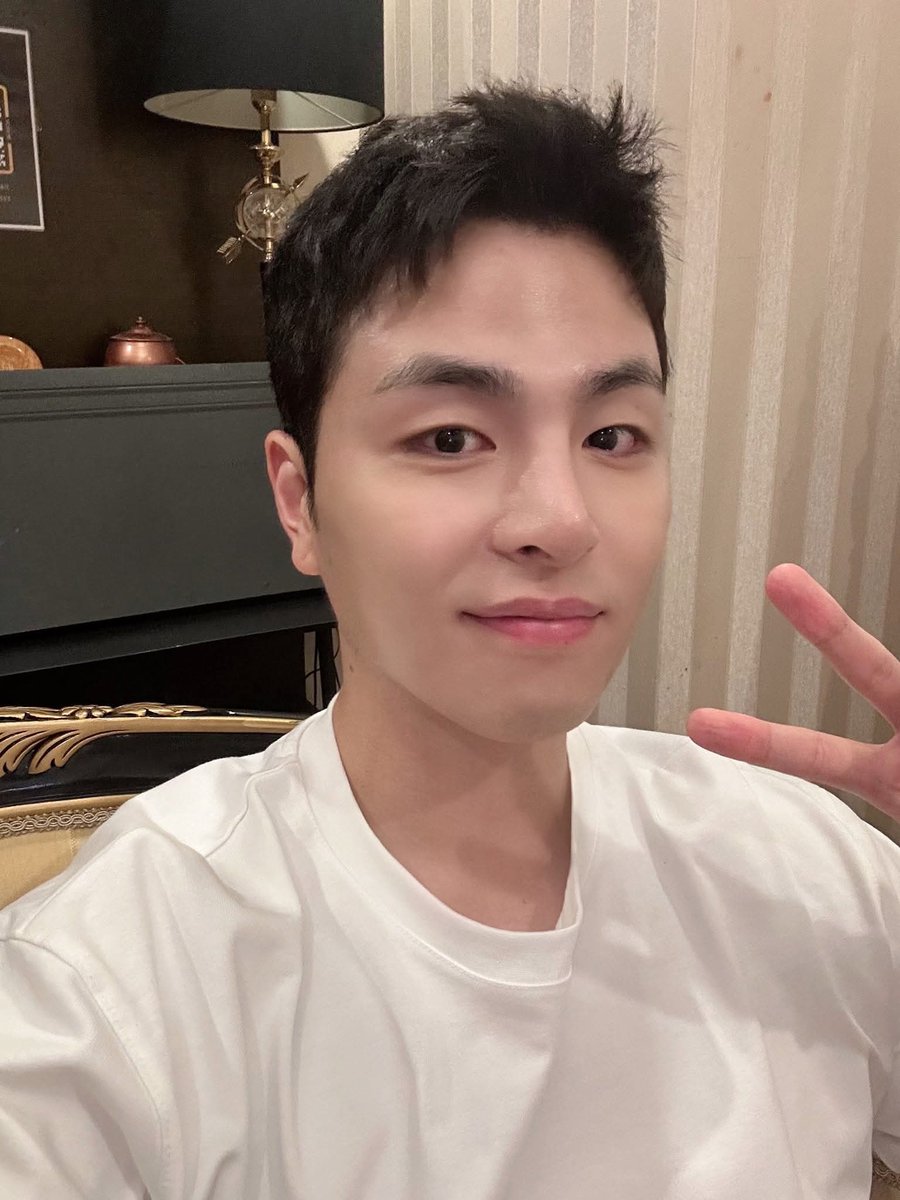 forjunhoe0331's tweet photo. If u turned into a dog 1 day, which member would u want to be raised by?
None. I don't want to be raised.

Well, if u really became a puppy, who do u think could tame u?
No one can tame me. I don’t want to be tamed &amp; I don’t want to be raised.

Answer is so Junhoe like.😂 https://t.co/lJ8aRBnVmB