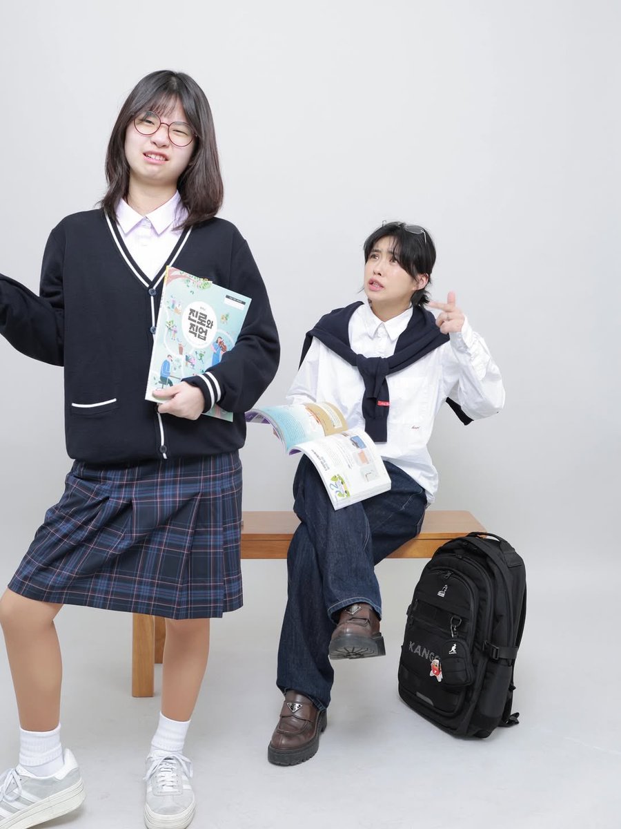 아 셔츠바지구두 완전 똑같애 저거 입고 온 날 신경썻다면서 점잖은 마음으로 입은 대학로룩이라햇는디 저거 세개가 딱 아이키 점잖은 버전의 꾸밈세트였던거임