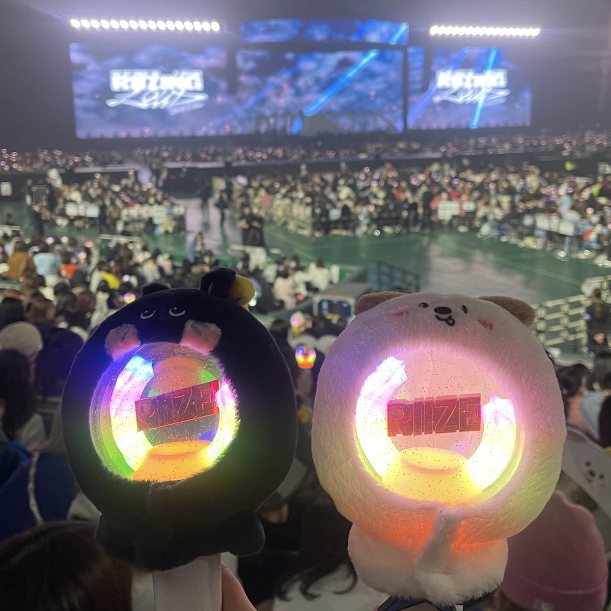 ZyXx1g's tweet photo. RIIZE  TOKYO DOME 

~~~DAY3~~~🎸🦕🧡 https://t.co/gwbqL3gPrW
