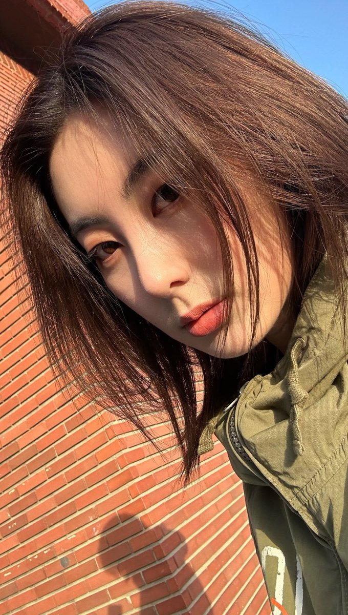 뷰 tweet media