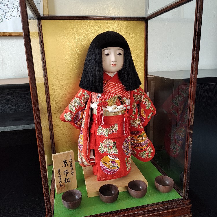 Náprstkovo muzeum získalo vzácné japonské artefakty. Náš úřad zdarma převedl do jeho sbírek např. panenku ičimacu ningjó či plechové brnění z 19. století. Předměty státu propadly z trestné činnosti.

→ uzsvm.gov.cz/vzacne-japonsk…