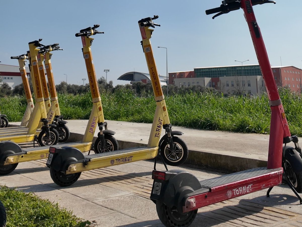 Üniversitemiz Merkez Kampüsü’nde öğrencilerin kampüs içi ulaşımını daha pratik, hızlı ve çevreci hale getirmek amacıyla elektrikli scooter hizmeti başlatıldı. Öğrencilerin fakülteler ve sosyal alanlar arasındaki erişimini kolaylaştırmayı hedefleyen uygulama, kampüs yaşamına