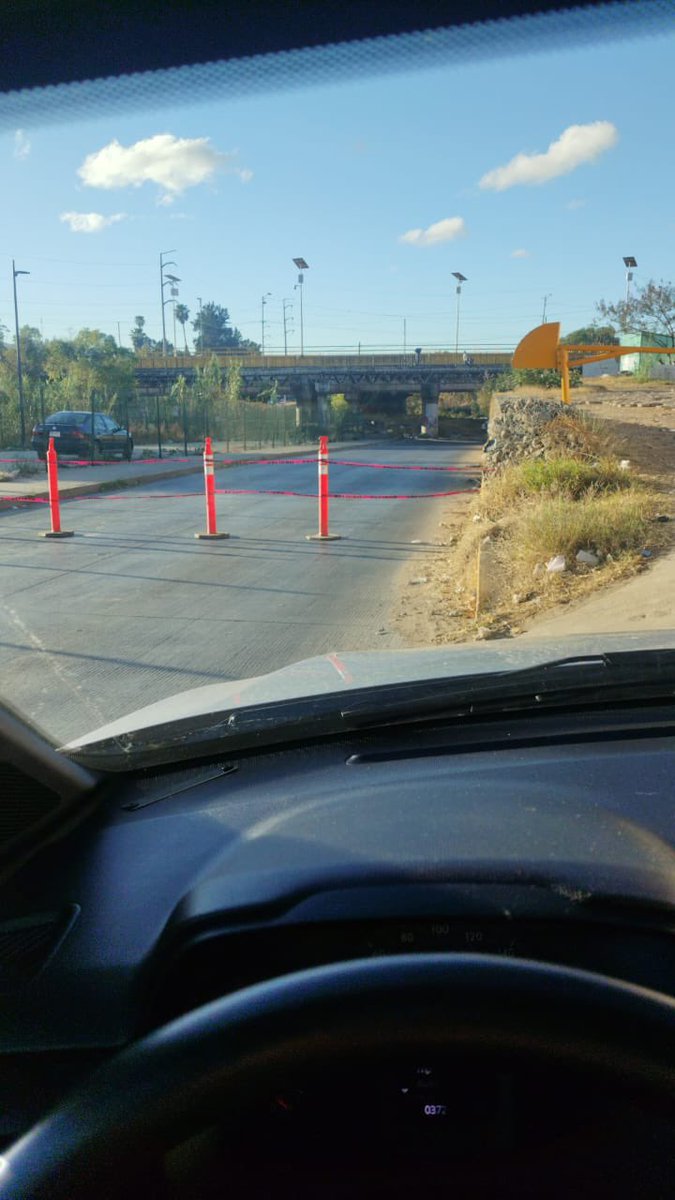 🚧Cerrado el paso vehicular debajo del puente del Parque del Amor, en la ciudad de #Oaxaca