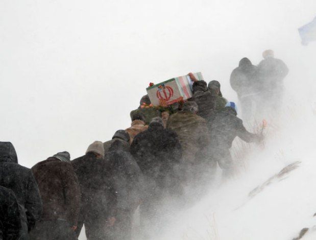 این پرچم تابوت پاک‌ترین و شریف‌ترین انسان‌های این سرزمین بوده؛ هزاران شهید بر زمین افتادند تا این پرچم به زمین نیفتد
این پرچم نمی‌سوزد؛ این پرچم نمی‌افتد