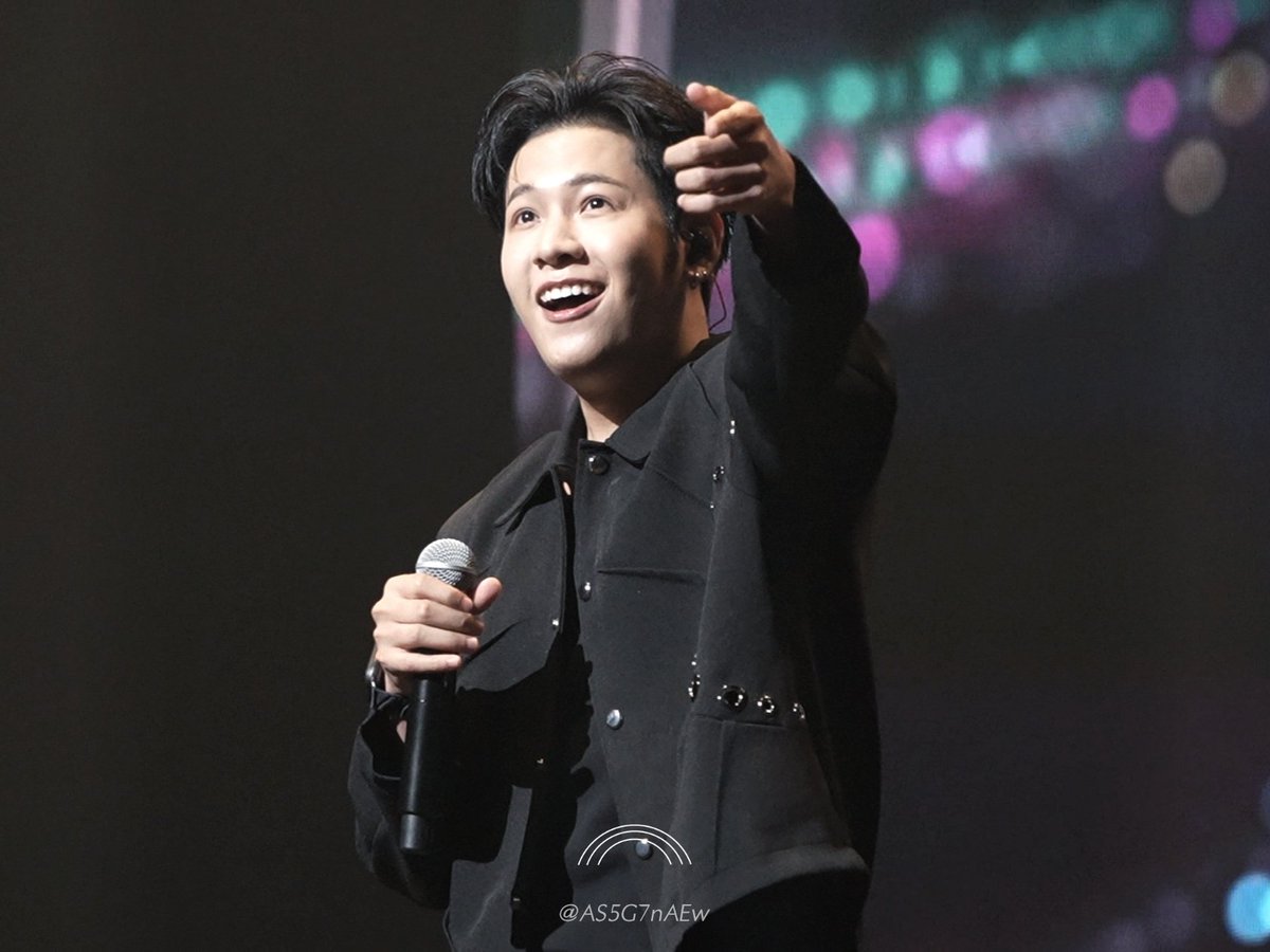 Kristの曲で観客を盛り上げるSingtoさんがアイドル味強くて