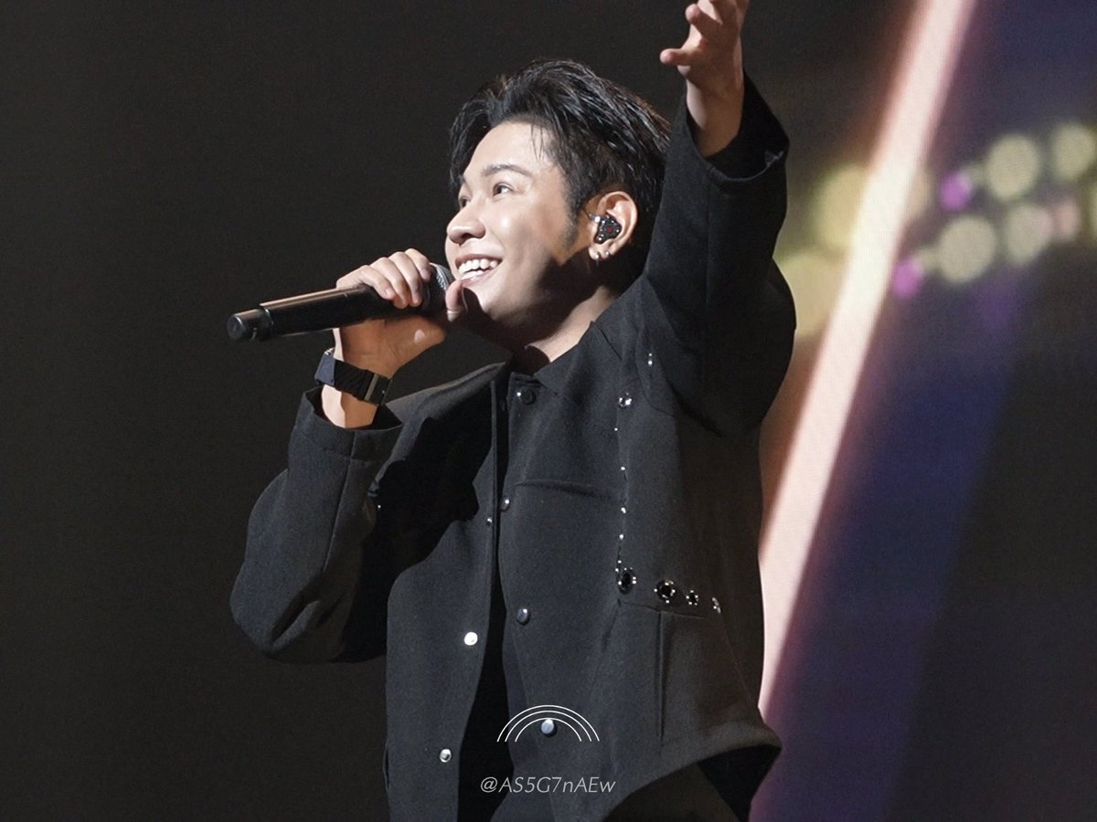 Kristの曲で観客を盛り上げるSingtoさんがアイドル味強くて