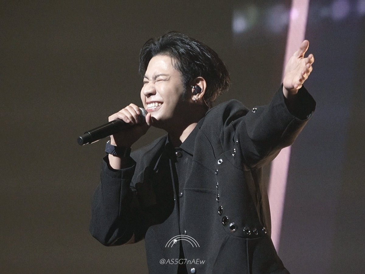 Kristの曲で観客を盛り上げるSingtoさんがアイドル味強くて