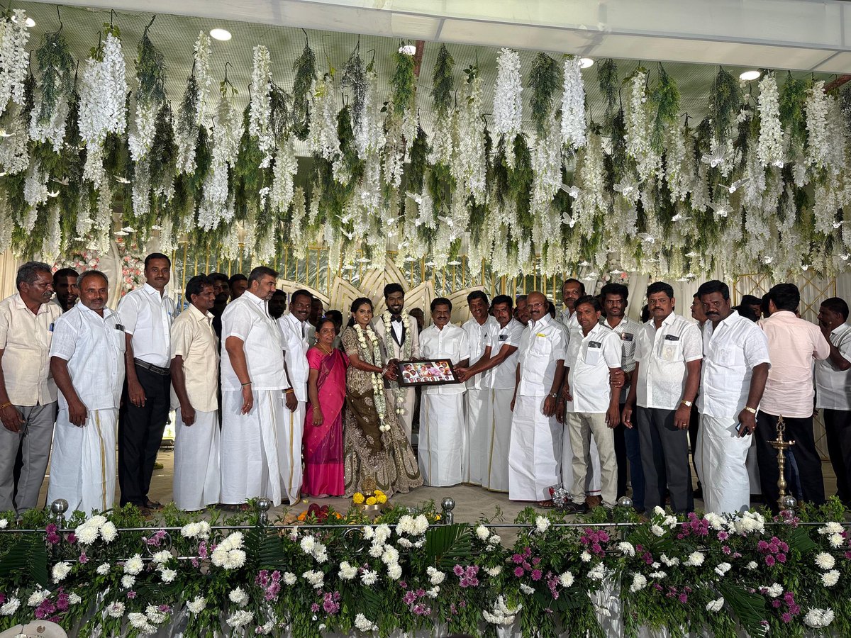 ereswaranoffl's tweet photo. 21.02.2026 தர்மபுரி மாவட்டம், அரூர், கொங்கு வேளாளக் கவுண்டர்கள் திருமண மண்டபத்தில்  நடைபெற்ற மாநில செயற்குழு உறுப்பினர் செந்தில்முருகன் அவர்களின் மகள் திருமண வரவேற்பு நிகழ்ச்சியில் கலந்து கொண்டு மணமக்களுக்கு வாழ்த்து தெரிவித்த போது.! https://t.co/pFIHTpniQq
