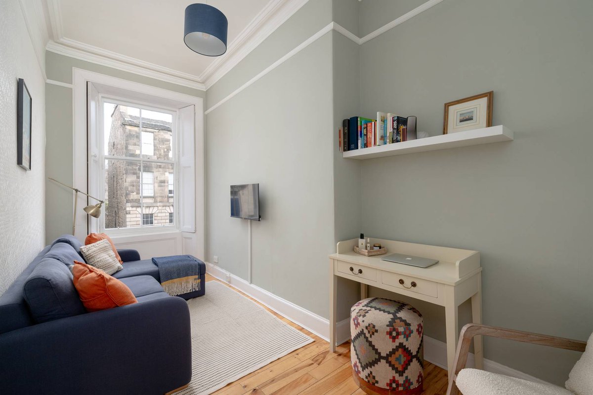 ** NEW PROPERTY ** Beautifully presented two-bedroom first floor flat superbly situated in the heart of the desirable New Town Conservation Area and Stockbridge. 

Offers over £325,000

espc.com/property/3-1f1…