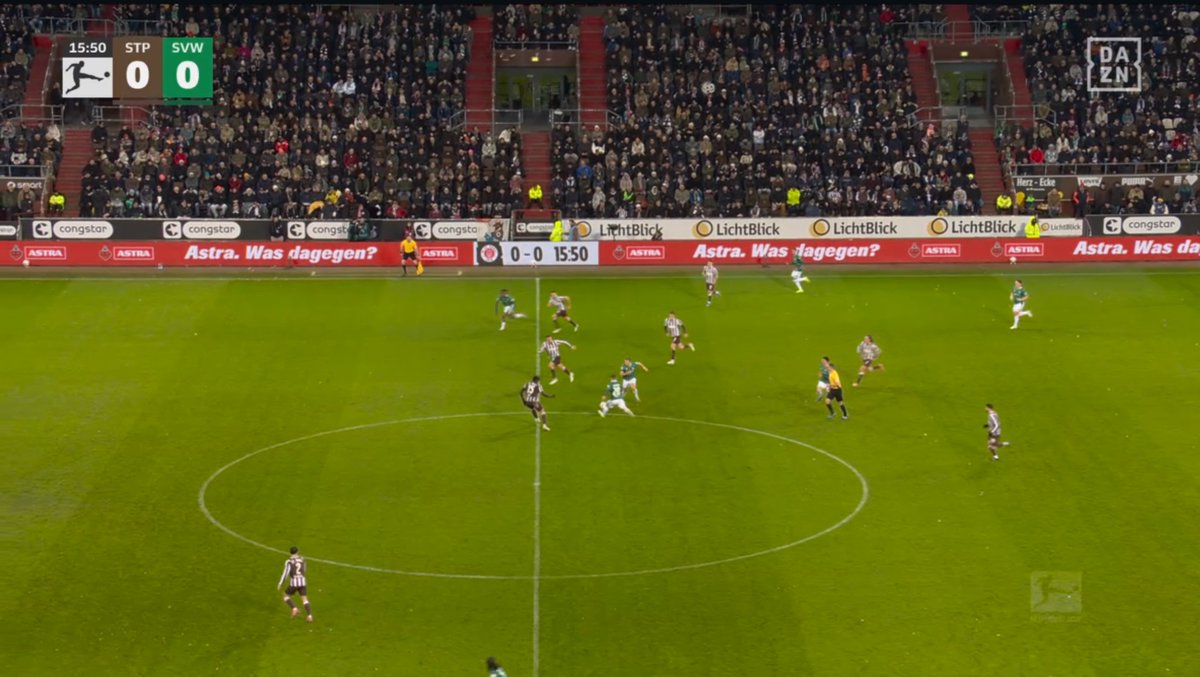 WieEineSucht's tweet photo. @worum_org Es ist unerklärlich, wie ein Profifußballer diesen Pass nicht spielen kann. Bei Werder sieht man das fast jedes Spiel. https://t.co/3LVZFFz4jt