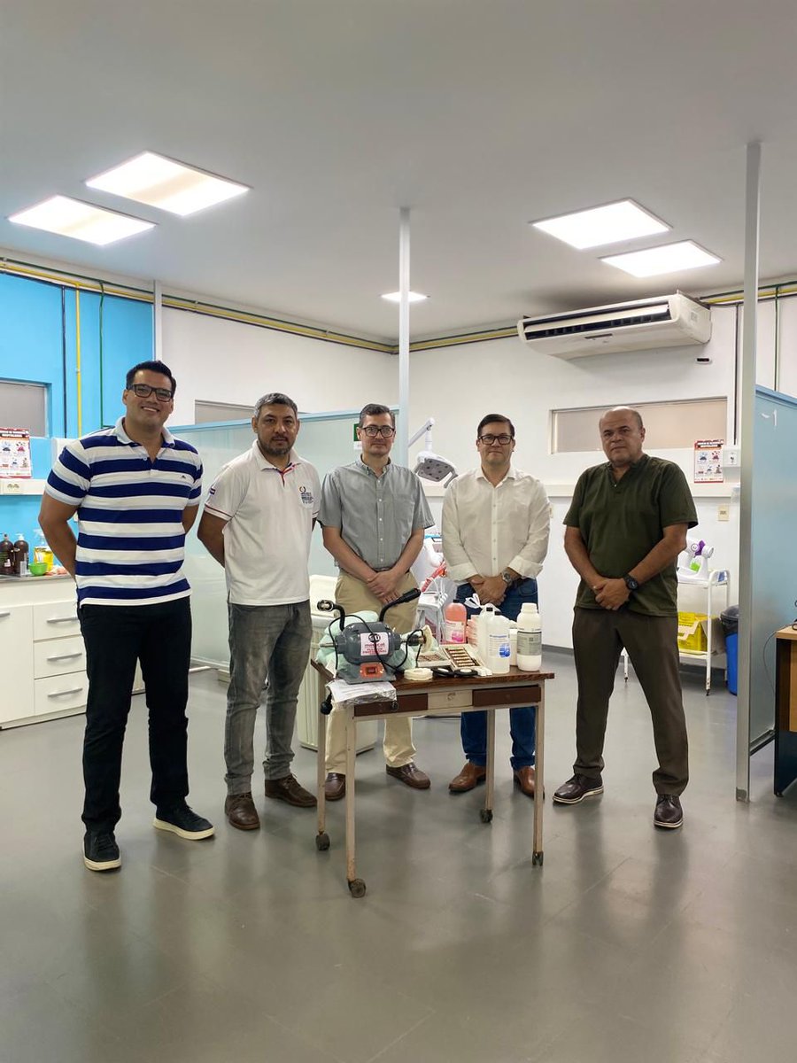 anchymartinez's tweet photo. 🦷🏥 Como director de la VII Región Sanitaria, acompañé la entrega de nuevos equipos e insumos para el servicio de prótesis dental del HGI, en el marco del FOBARES.

Más recursos y mejores condiciones para fortalecer la atención bucodental en Itapúa. 🙌🏼 https://t.co/8sx7oDV3Q4