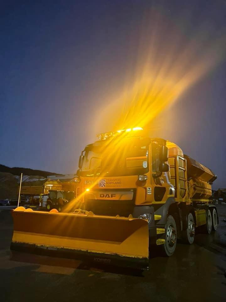 ❄️Temperatures will be low on the North West trunk road network this evening

🚛We'll have 4 gritters carrying out treatments on the A9 North of Cromarty Bridge

➡️Gritter tracker: bit.ly/4a2QnZs

#DriveSafe