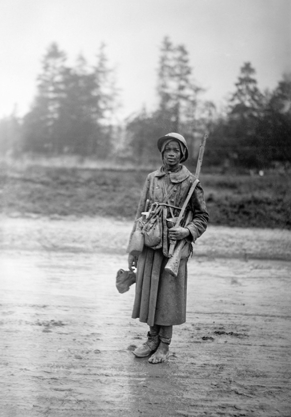 dbelaid's tweet photo. Un livre, publié à l’occasion du 110ᵉ anniversaire de la bataille de #Verdun, exhume de nombreuses images inédites ou méconnues prises par des photographes de l’armée. Le Monde en publie plusieurs https://t.co/kgPuWjespc