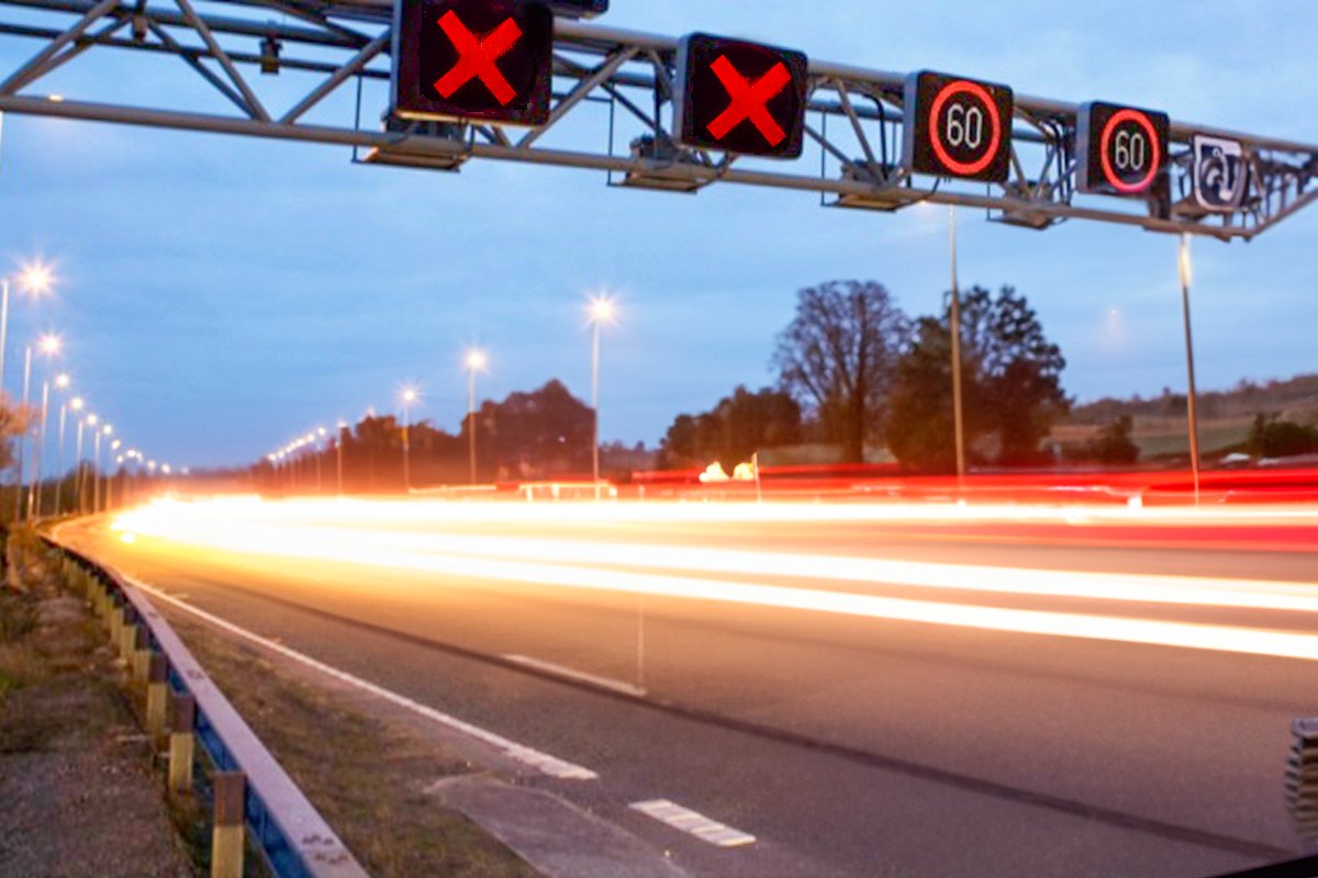 PSOSEdinburgh's tweet image. Dealing with an overturned car on the M90 is risky enough without drivers ignoring the overhead signs ❌ 

The six drivers who ignored the Red X whilst officer were clearing the road, will all be reported to court
 
#DriveSmart