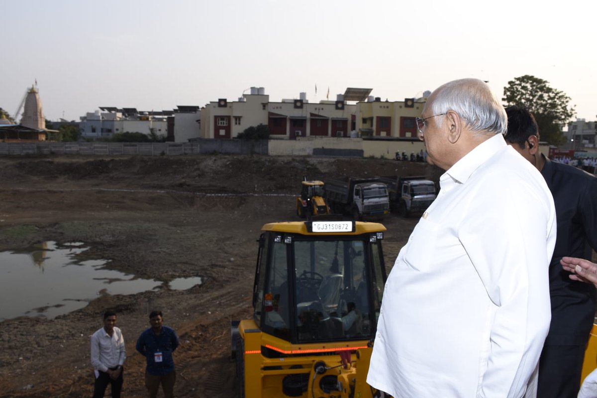 InfoGujarat's tweet photo. માન. મુખ્યમંત્રી શ્રી ભૂપેન્દ્રભાઈ પટેલે સુજલામ સુફલામ જળ અભિયાન-જળ સંચય જનભાગીદારી 2.Oનો રાજ્યવ્યાપી પ્રારંભ કરાવ્યો; તા. 23 ફેબ્રુઆરીથી 31 મે સુધી સમગ્ર રાજ્યમાં જળ સંચયનું મહાઅભિયાન યોજાશે...

આ અભિયાન અંતર્ગત તાલુકા દીઠ 10 તળાવો ઊંડા કરવા સહિત પાણીના સંગ્રહ માટેની વ્યવસ્થાઓ વધુ સુદ્રઢ કરીને ભૂગર્ભ જળસ્તર ઊંચા લાવવાના અને વરસાદી પાણીના સંગ્રહના કામો હાથ ધરવામાં આવશે; હયાત તળાવો ઊંડા કરવા-ચેકડેમ ડીસીલ્ટીંગ-નહેરો તથા કાંસની મરામત-સાફ સફાઈ અને જાળવણી- રેઇન વોટર હાર્વેસ્ટિંગ જેવા કામો રાજ્ય સરકારના 6 જેટલા વિભાગો દ્વારા લોક ભાગીદારીથી કરવામાં આવશે...

મુખ્યમંત્રીશ્રીએ આ વર્ષના સુજલામ સુફલામ જળ અભિયાન-જળ સંચય જનભાગીદારી 2.Oની શરૂઆત ગાંધીનગર જિલ્લાના ભાટ ગામના તળાવને ઊંડુ કરવાની કામગીરીથી કરાવી હતી, આ તળાવ ઊંડુ થતા તેની કુલ સંગ્રહ ક્ષમતા ભવિષ્યમાં 2.01 લાખ ઘન ફૂટ થશે...

સુજલામ સુફલામ જળ અભિયાનથી આઠ વર્ષમાં 1 લાખ 22 હજારથી વધુ કામો દ્વારા જળસંગ્રહ ક્ષમતામાં 1 લાખ 39 હજાર લાખ ઘન ફૂટ વધારો થયો છે; 210 લાખ માનવદિન રોજગારી ઊભી થઈ...

#GujaratGovernment