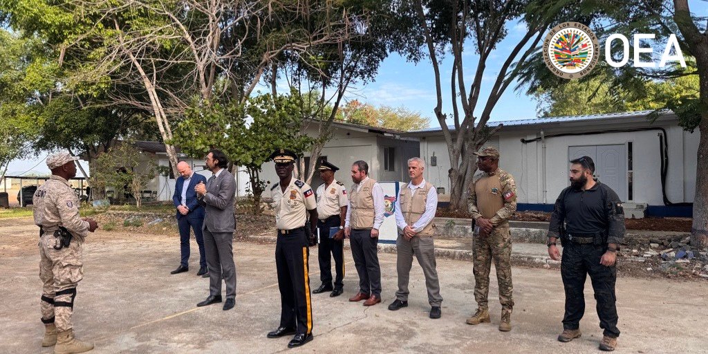 OEA_SegPublica's tweet photo. @OEA_SegPublica recibe la visita del Director General de la Policia de Haiti @pnh_officiel y del Embajador de Canadá @AmbCanHaiti en el Nuevo Centro de Entrenamiento Avanzado H-TAC

@CanadaOAS @OEA_Oficial @GAC_Corporate https://t.co/Um5Vxyu25z