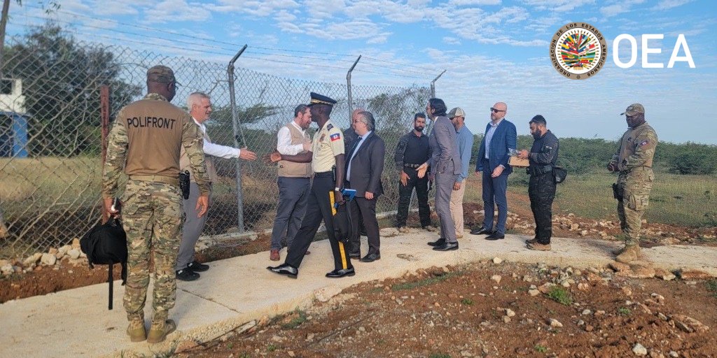 OEA_SegPublica's tweet photo. @OEA_SegPublica recibe la visita del Director General de la Policia de Haiti @pnh_officiel y del Embajador de Canadá @AmbCanHaiti en el Nuevo Centro de Entrenamiento Avanzado H-TAC

@CanadaOAS @OEA_Oficial @GAC_Corporate https://t.co/Um5Vxyu25z