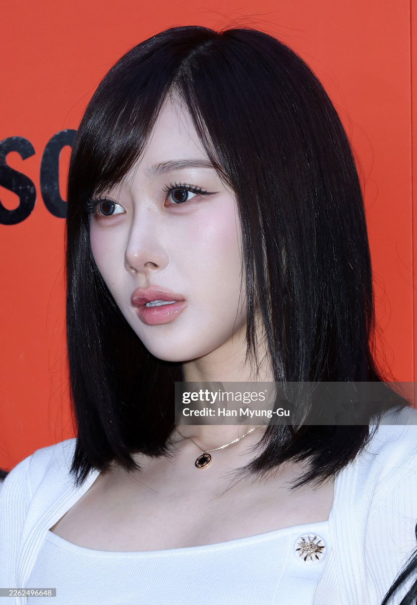 本当に肌が綺麗、、、クマもなくて程よいツヤ肌で可愛い………