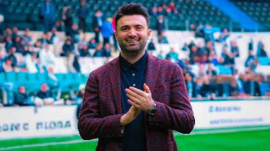 Bursaspor Başkanı Enes Çelik’in kıymetli kızı Serra’nın dünyaya gelişiyle bir kez daha baba olmanın o eşsiz ve tarifsiz mutluluğunu yaşadığını öğrenmek kalbimizi ısıttı.

Hoş geldin güzel Serra…
Sen daha gözlerini dünyaya yeni açtın ama şimdiden bir babanın yüreğine tarifsiz bir