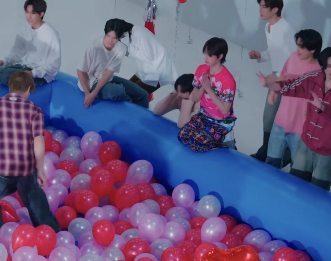 ท่ามกลางเหตุการณ์มากมาย ลูกกุไหว้ใคร  55555555555555555555555555 

#ดูมันเล่นLoveMonthEP