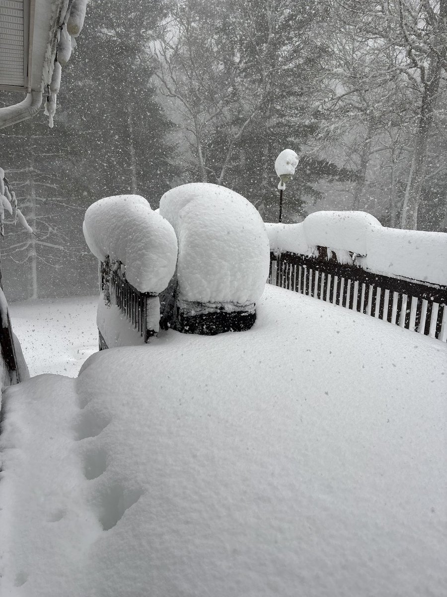 stewJaz's tweet photo. @WX1BOX 24” South Kingstown, RI (3m ENE Charlestown) https://t.co/0XfNUOuF3j