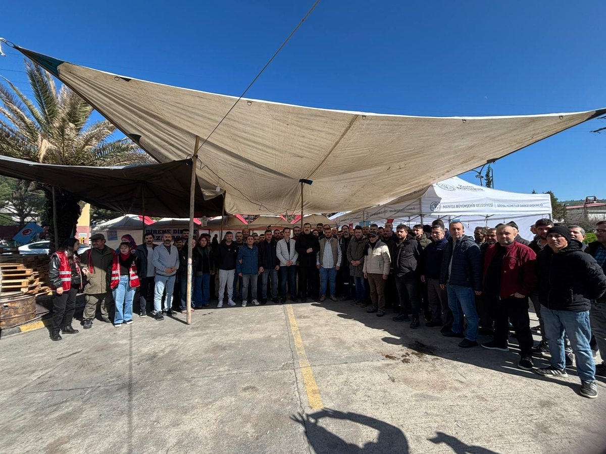 Genel Başkanımız Erkan Baş ve beraberindeki parti heyetimiz, bugün Manisa Soma’da hukuksuzca işten çıkarılan termik santral işçilerinin ve Polyak Madencilik tarafından hakları gasbedilen madencilerin direnişini ziyaret etti.

Alın terinin hakkı için direnen emekçilerin yanında