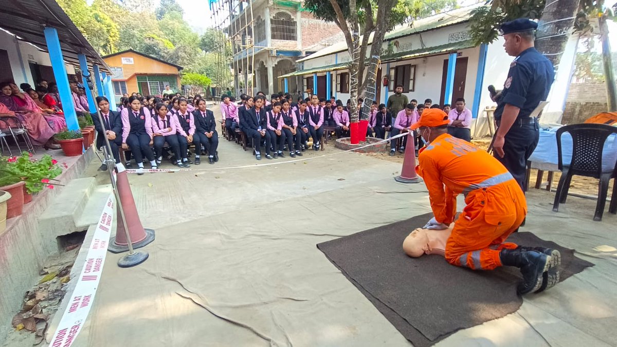 01NDRF's tweet image. Strengthening young minds with the spirit of preparedness through #schoolsafety programs on Disaster Management at #kamrup #assam. #आपदा_सेवा_सदैव_सर्वत्र 
@NDRFHQ