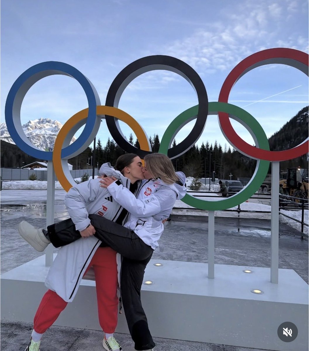 lallascat's tweet photo. L’unica cosa più bella di questa foto è che l’ho scoperta perché l’hanno condivisa, lamentandosi, omofobi e patrioti ❤️

Linda Weiszewski (bob🇵🇱 ) e la sua ragazza Isabelle McKellar https://t.co/OZcVqy1pI7