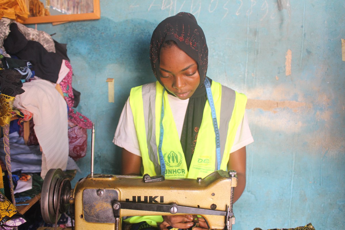 À 19 ans, Zenaba, réfugiée 🇨🇩en 🇨🇫, transforme son rêve en réalité 💪
Grâce à une formation en couture, elle gagne aujourd’hui sa vie &amp;retrouve sa dignité.
Investir dans les moyens de subsistance, c’est offrir bien plus qu’un simple revenu: c’est redonner espoir et autonomiser.