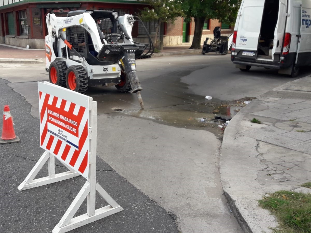 🚧 En el comienzo de la semana, actividad en barrio Primera Junta. Estamos interviniendo una conexión del servicio de agua.

⛔️ Atención: tránsito interrumpido por Entre Ríos al 4.600.

📅🛠️ Mirá el resto de los trabajos programados para este lunes: bit.ly/42s8hTX