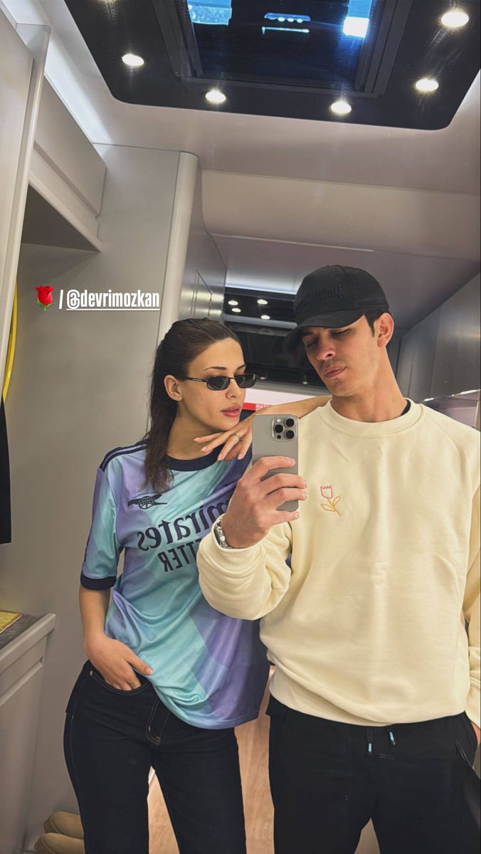 ulkine's tweet image. Ahahah, bu fotoğraftaki her şeye bayıldım resmen; Hakan’ın üzerindeki Devrim kapüşonlusundan tut, Devo’nun nickinin yanındaki güle kadar... 🌹
#DevrimÖzkan #Ceylan