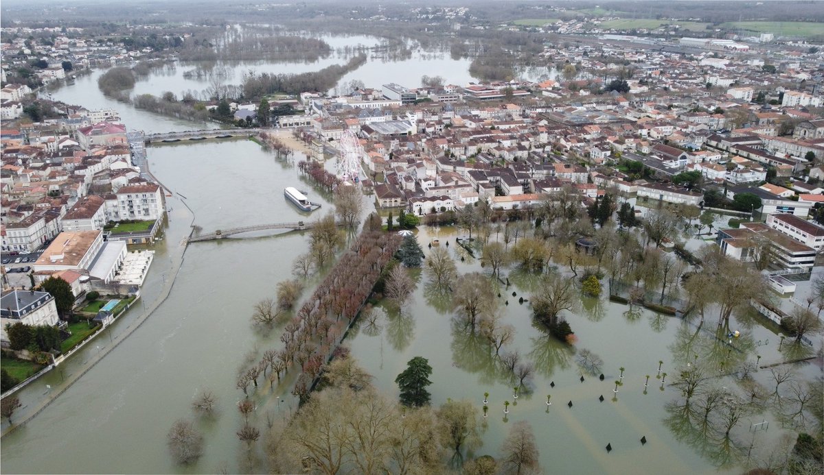 jeanlassalle's tweet photo. Mes chers amis,

Le vent a soufflé, l’eau a débordé, et voilà que des familles entières voient leurs maisons meurtries, leurs terres noyées, leurs souvenirs emportés. 
Je pense à vous qui êtes dans les départements éprouvés. https://t.co/H2AQtgrgNi
