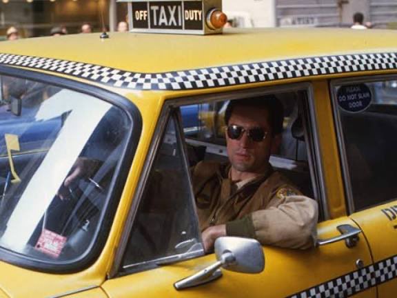 He vuelto a visionar #TaxiDriver. 
Una gran cinta, aunque ya empiezan a “cantar” un poco los diálogos y las conductas machistas.
Ahora sería impensable una película igual. 
#CienYSeriesEnCasa