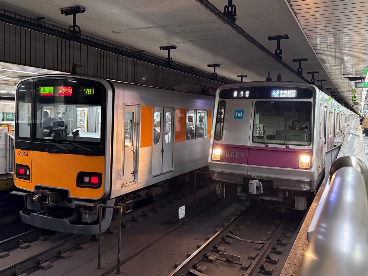 九段下駅で撮影した東武50050型3色LED車とメトハチの並び 共に残り2本