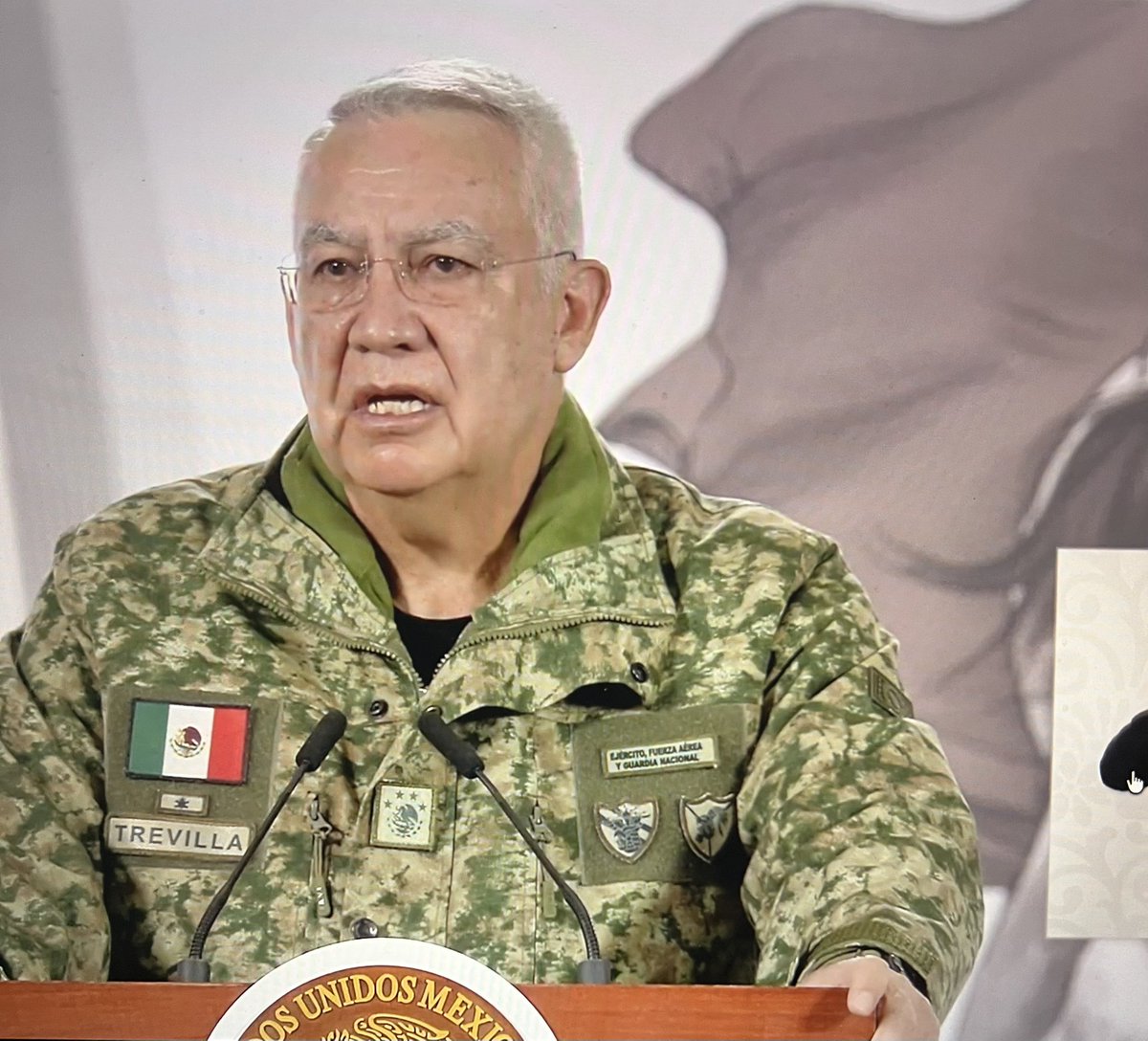 Durísimo momento en el que se le quiebra la voz al general secretario Ricardo Trevilla, al expresar su pésame a las familias de los militares caídos en la operación de ayer. 

Seguramente México entero se ha conmovido con él, reconociendo su gran liderazgo…
