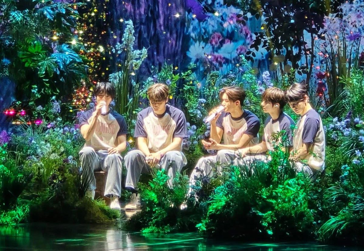birdofmidnights's tweet photo. rare aesthetic: that one boygroup with the magical concept https://t.co/dwYViFEXbA