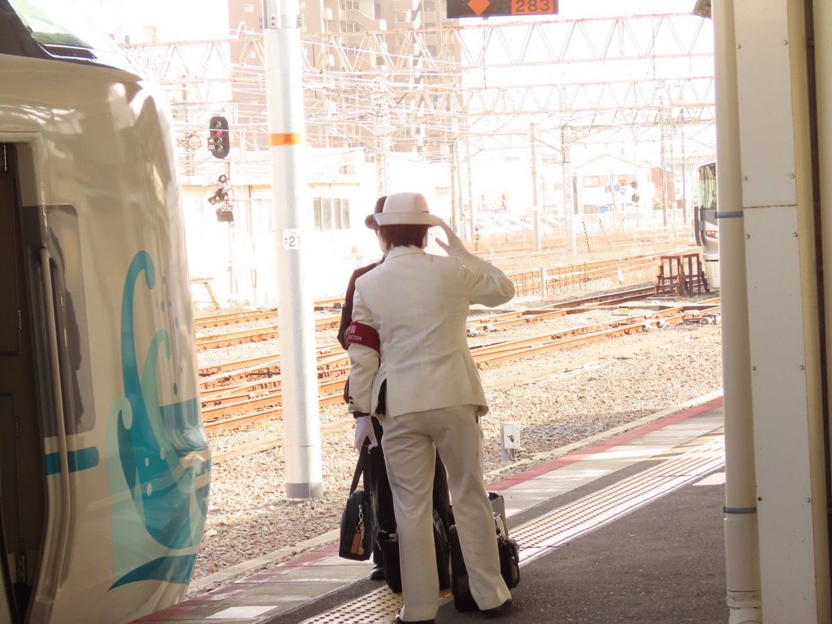 なんとか撮れました… 車掌長腕章もなかなか再現度たかいですね。